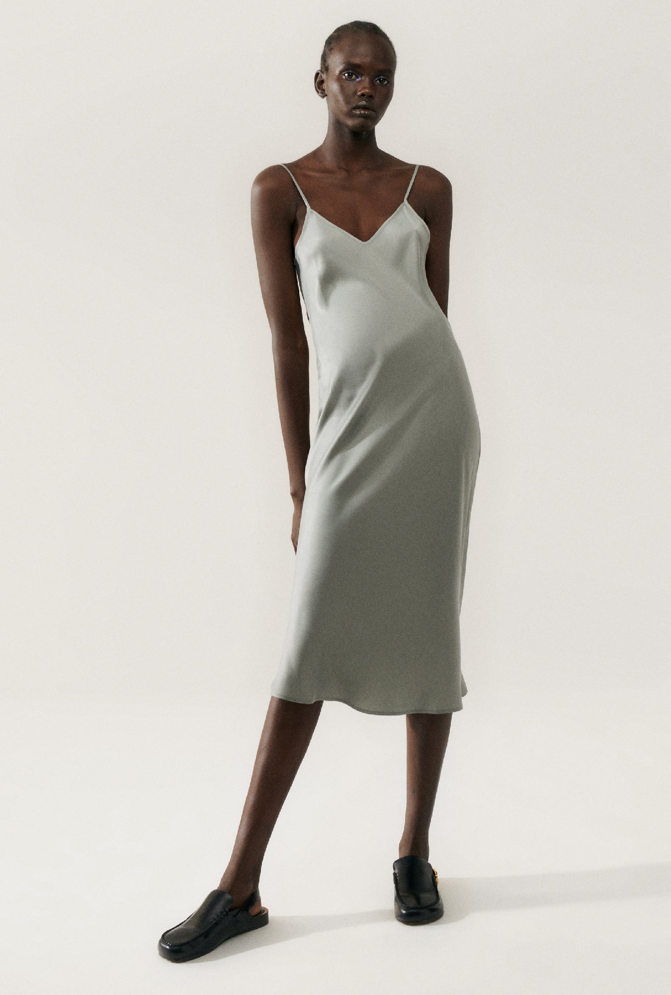 【関税込み】Silk Laundry タン 90s スリップ ミディアムドレス Silk Laundry 90s Slip Dress - Smoke – Soleil Blue