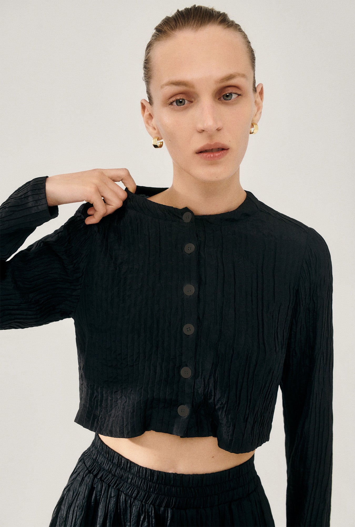 CRINKLE COLLARLESS CROP SHIRT BLACK